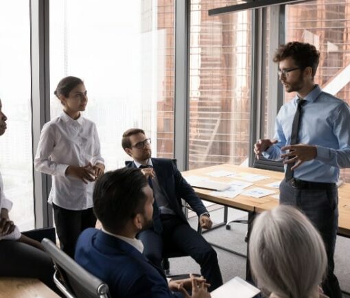 Man talar med medarbetare på jobbet.